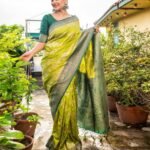 Women Floral Woven Saree with Contrast Border